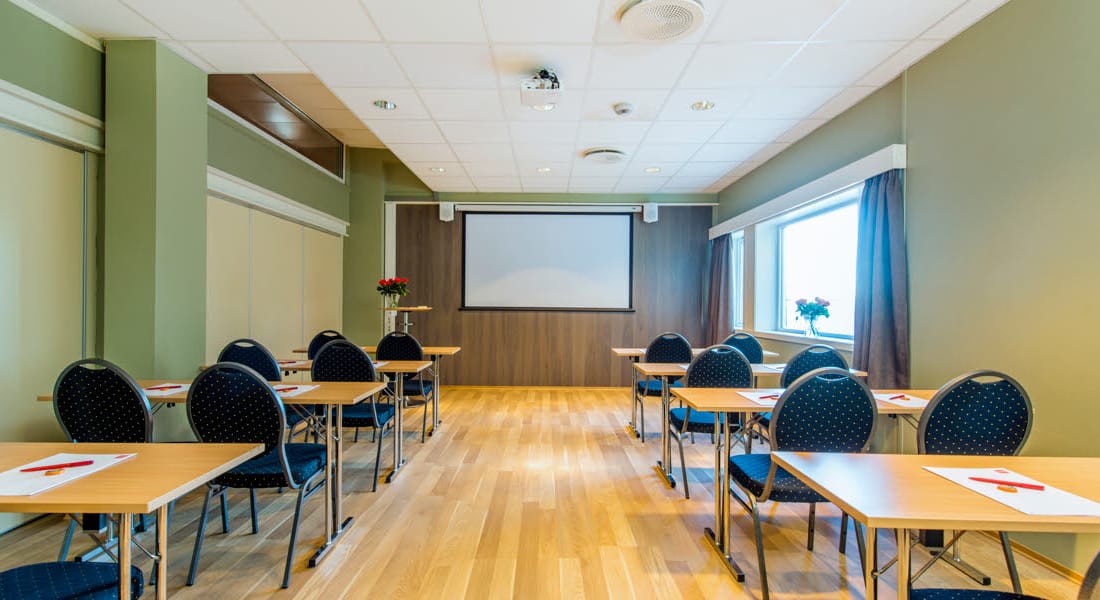 Mødelokale med klasseværelse-opsætning med projektor