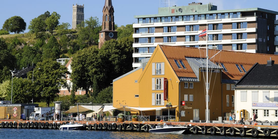 De haven in Tønsberg met de Slottsfjell op de achtergrond