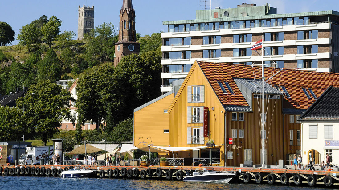 Brygga i Tønsberg med Slottsfjellet i baggrunden