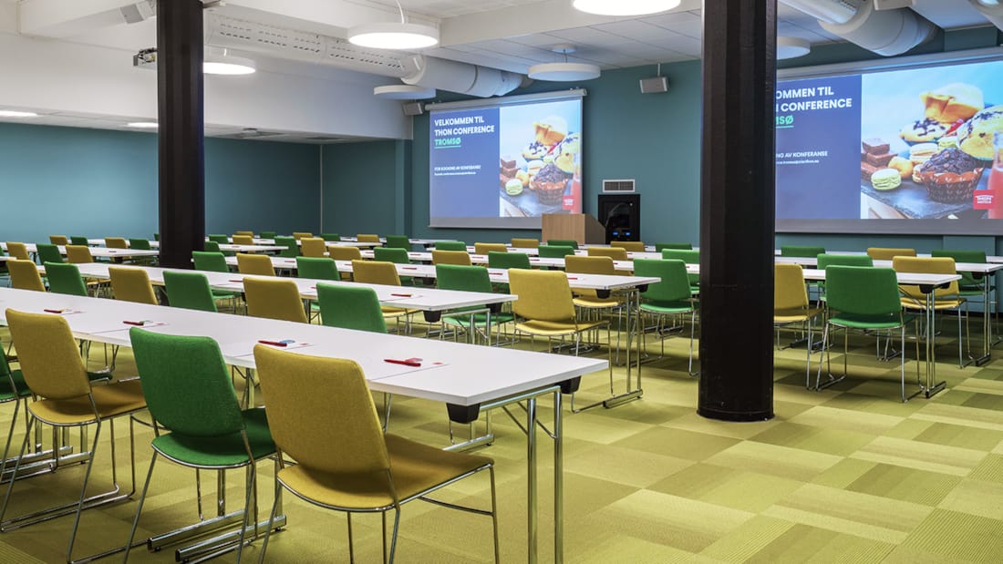 Konferenssalen Kvaløya med plats för 160 personer i biomöblering