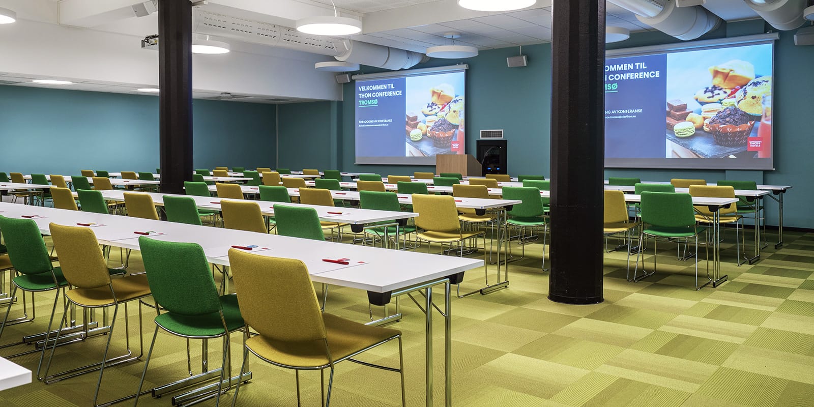 Konferenssalen Kvaløya med plats för 160 personer i biomöblering