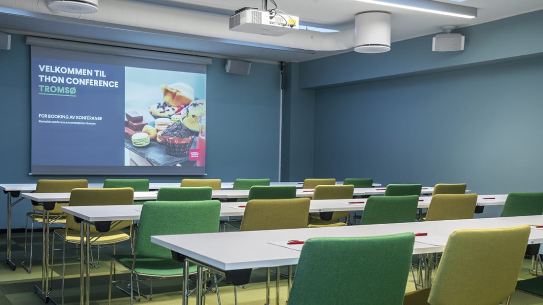 Vergaderruimte in klaslokaalopstelling met projector