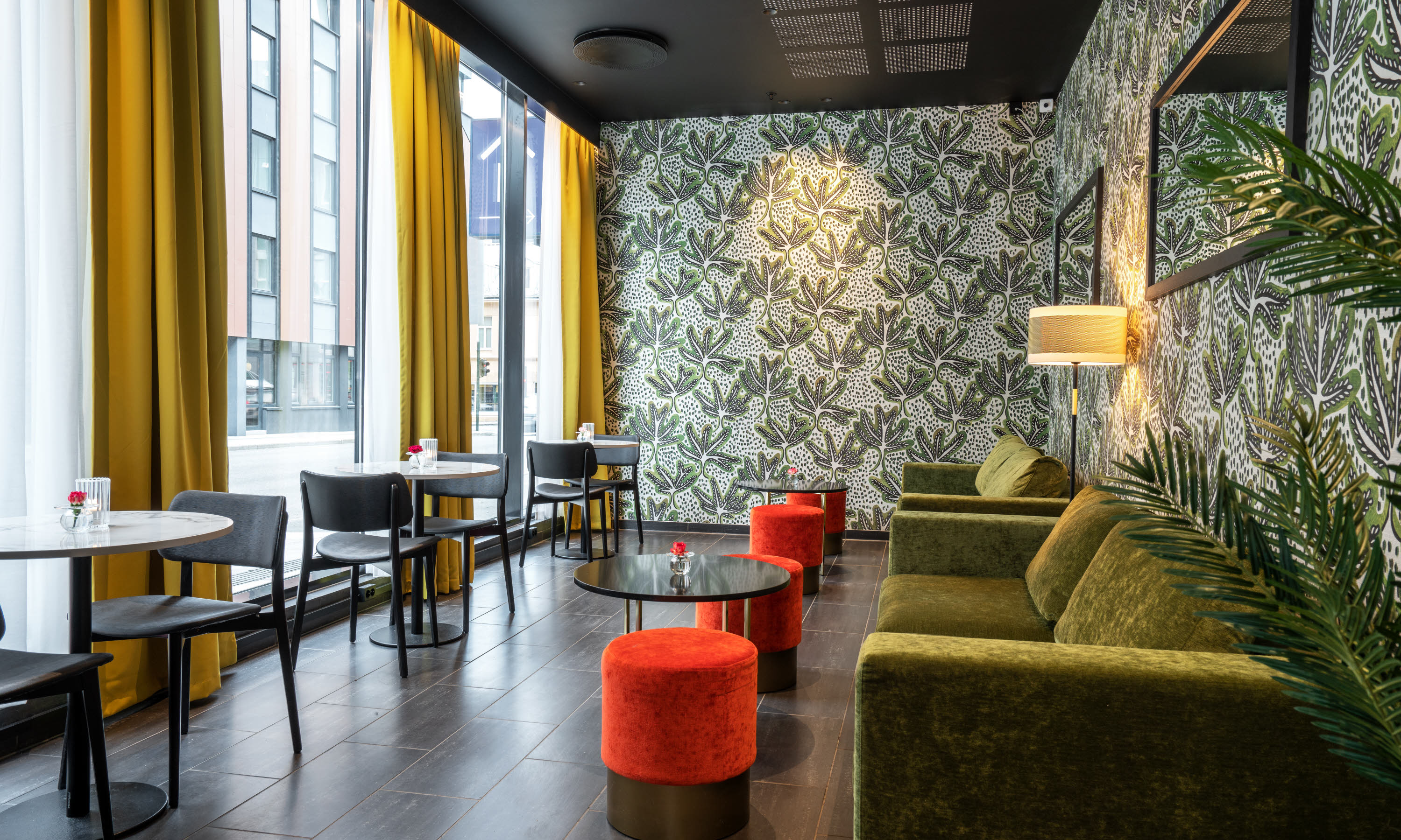 Lobby med sitteplasser ved vindu