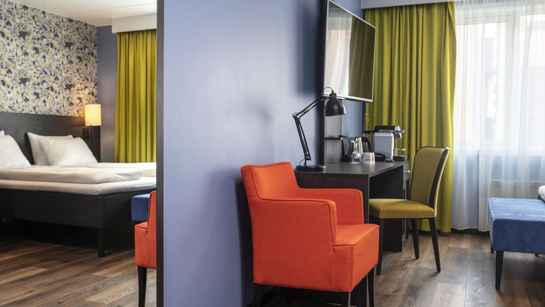 Skrivbord och stol i Superior Room på Thon Hotel Tromsø