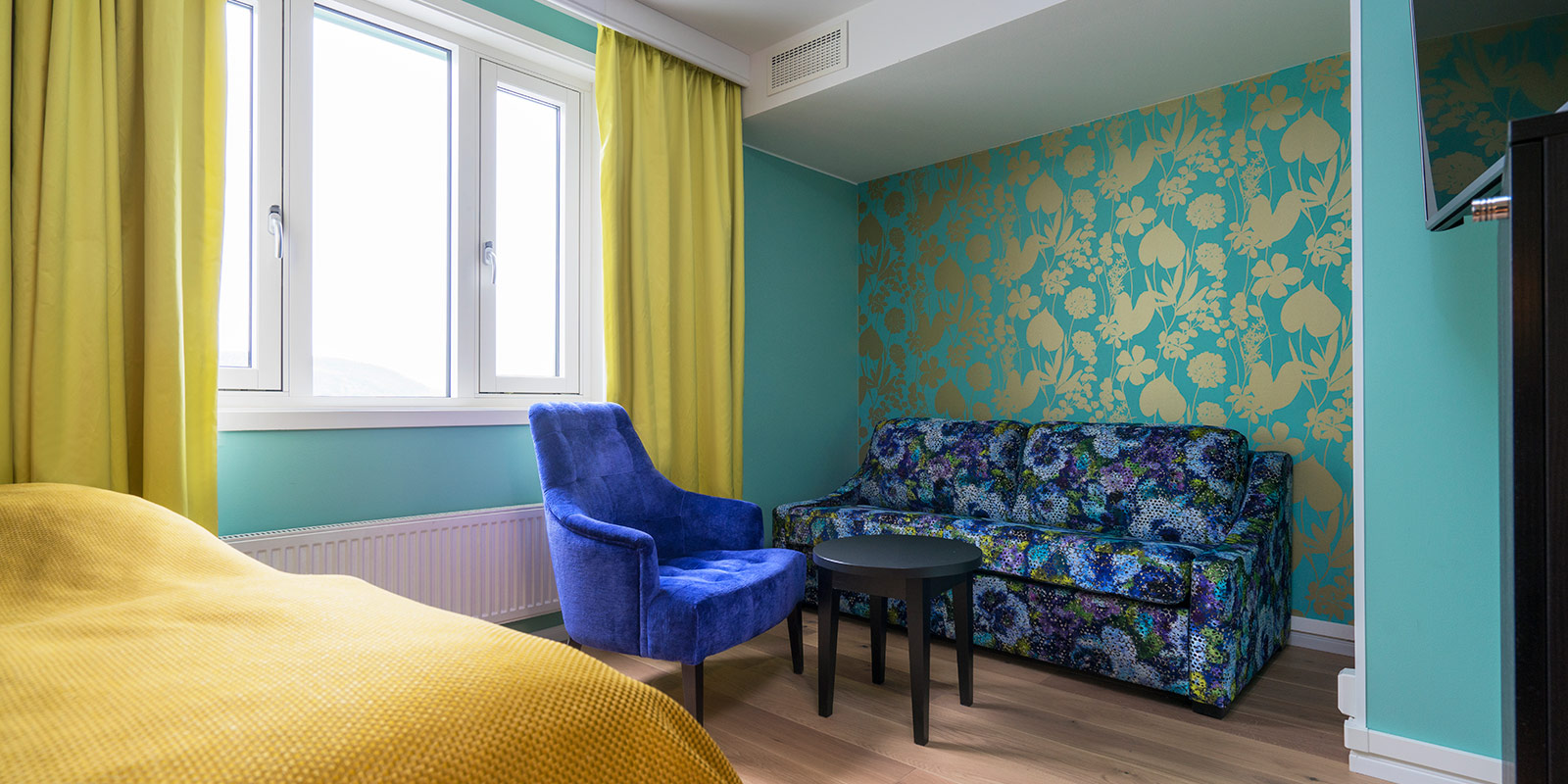 Sittegruppe med sofa og stol i superior rom på Thon Hotel Nidaros i Trondheim.