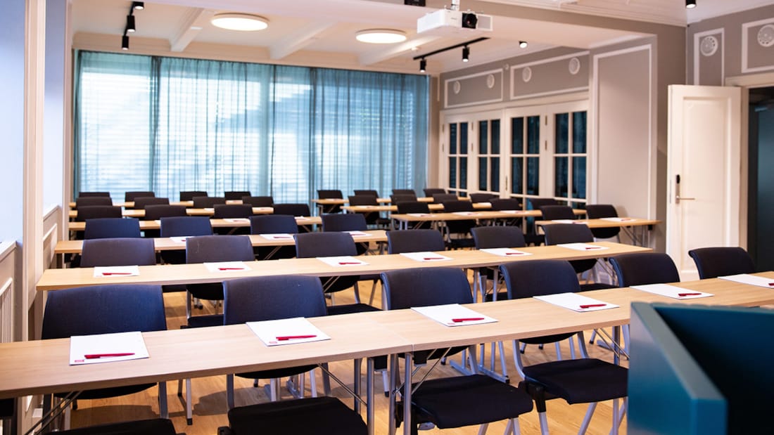 Salle de conférence Singsaker avec aménagement en salle de classe au Thon Hotel Prinsen
