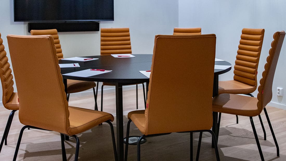 Byåsen konferensrum möblerat med runt bord och stolar