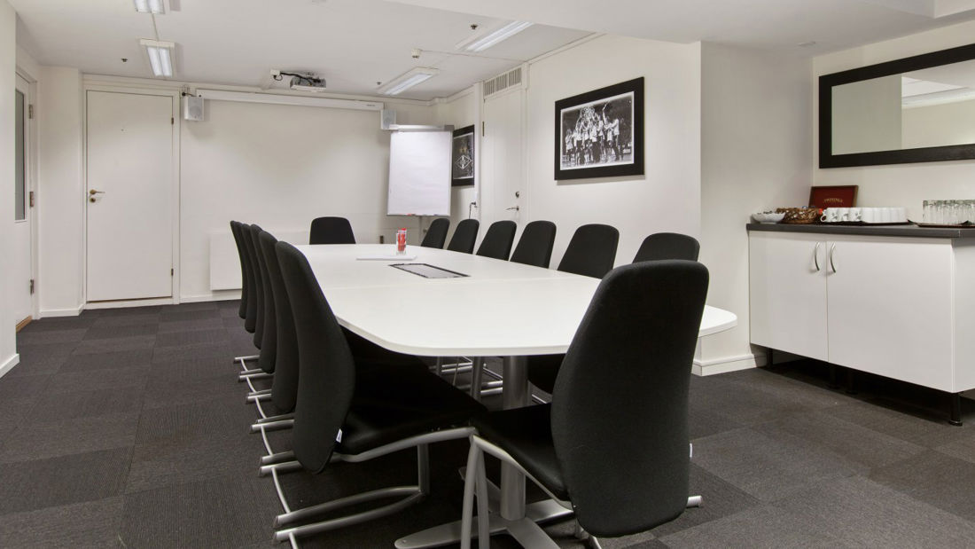 Meeting room to seat 15