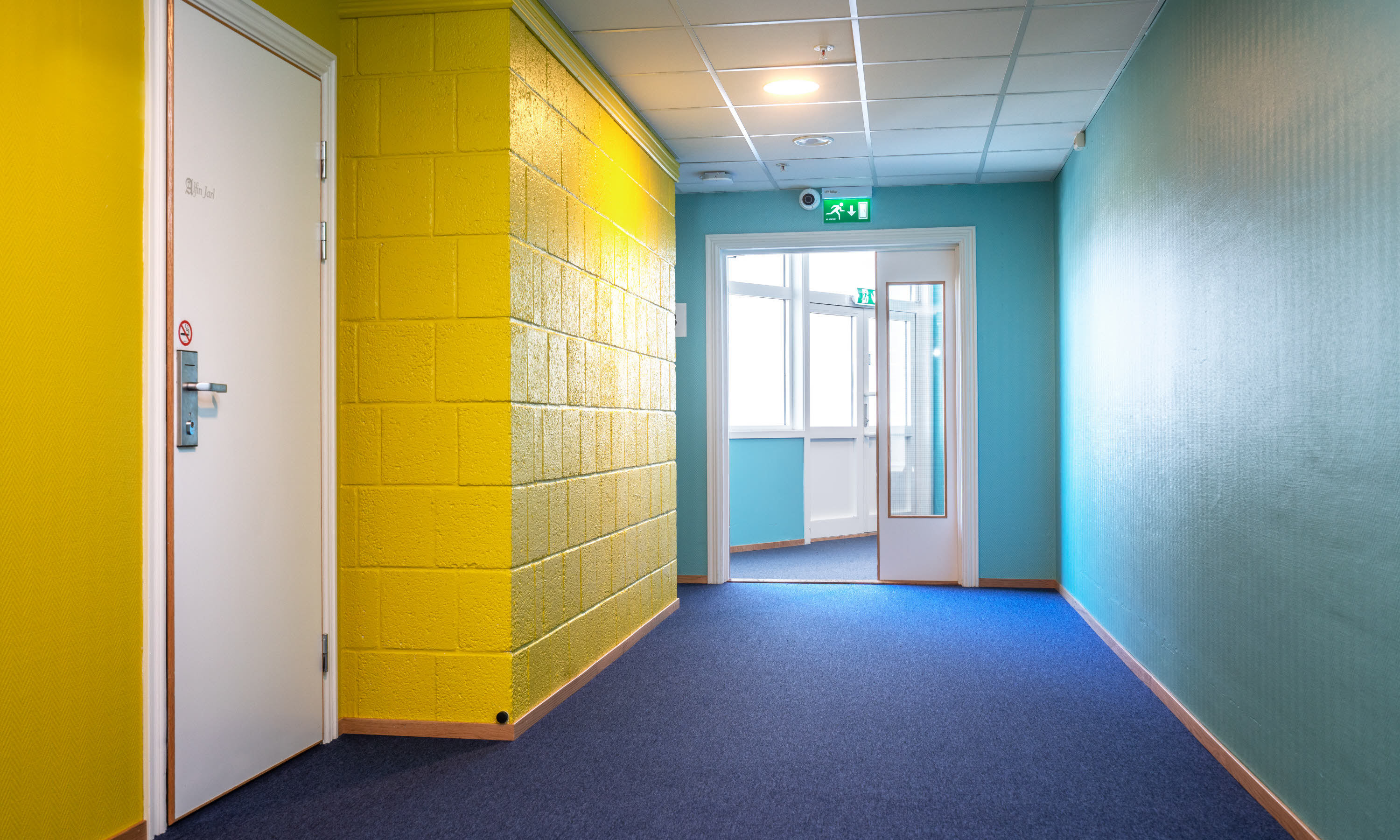 Farbenfroher Korridor 