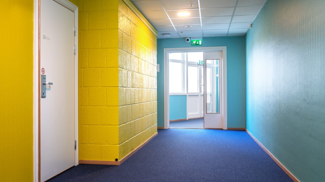 Farverig værelseskorridor 