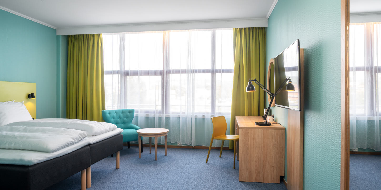 Doppelbett, Schreibtisch und zwei Stühle