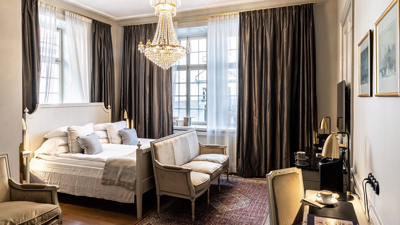 Tweepersoonsbed in een grote tweepersoonskamer van het Kungsträdgården Hotel