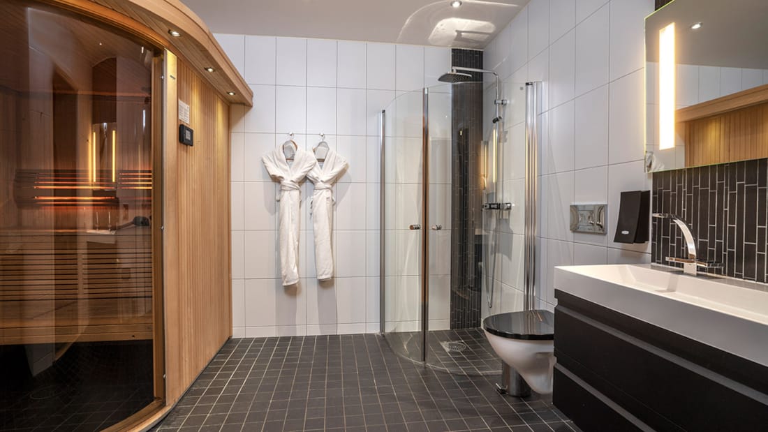 Badeværelse med sauna i business-værelse på Thon Partner Hotel Kungsbron