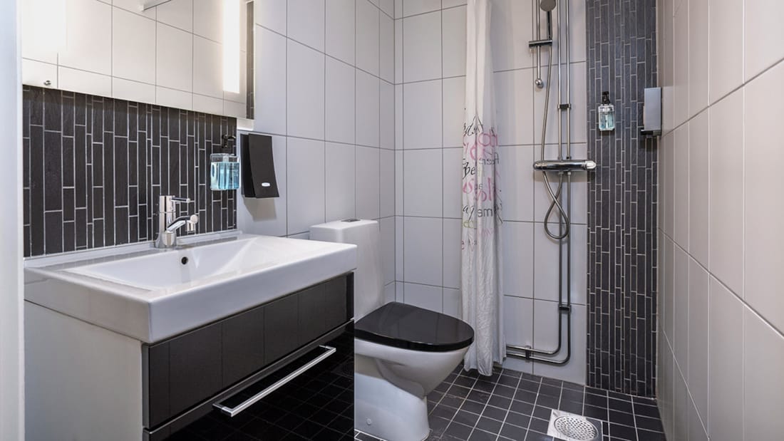 Servante og bruser i badeværelse på Thon Partner Hotel Kungsbron