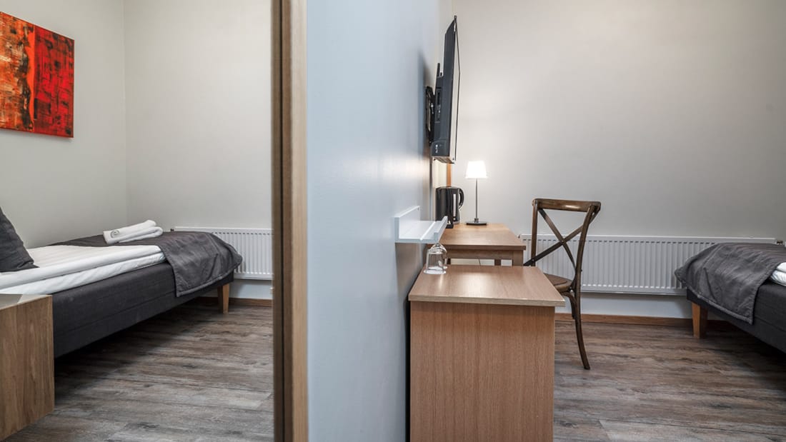 Skrivebord og seng i enkeltværelse uden vindue på Thon Partner Hotel Kungsbron