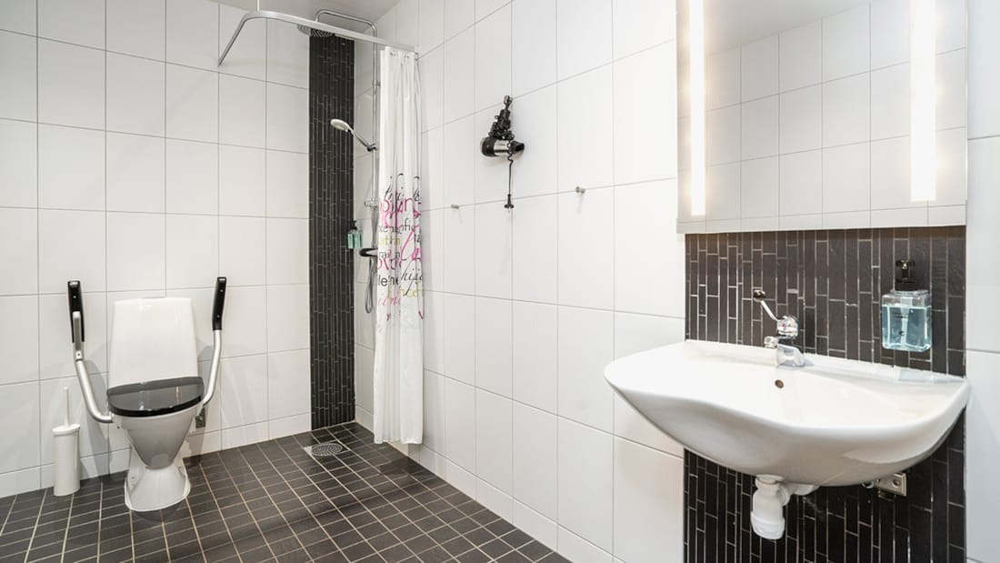 Servant, do og dusj på et handikappvennlig bad på superior-rom på Thon Partner Hotel Kungsbron