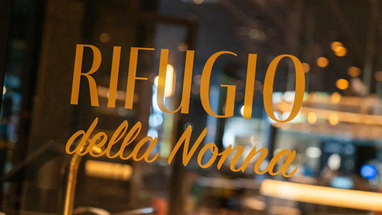 Logotypen för Rifugio della Nonna på ett fönster