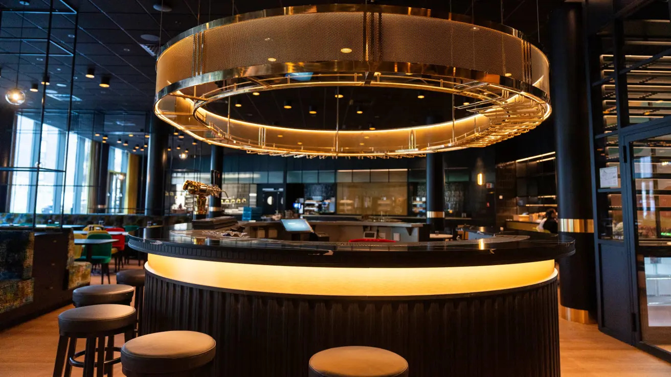 Rund bar i mitten av restaurang Rifugio della Nonna på Thon Hotel Snø