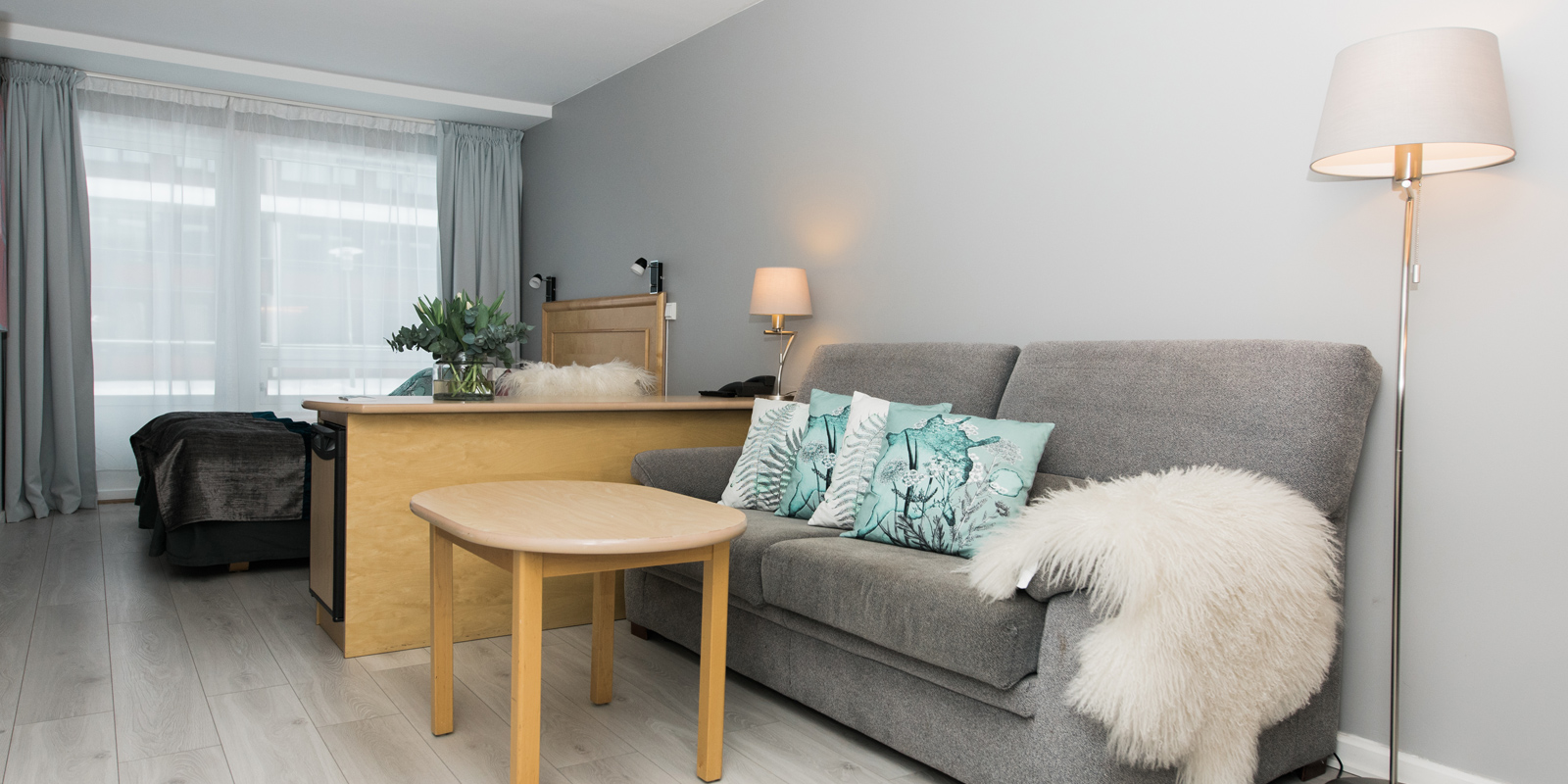 Sittgrupp i enrummare