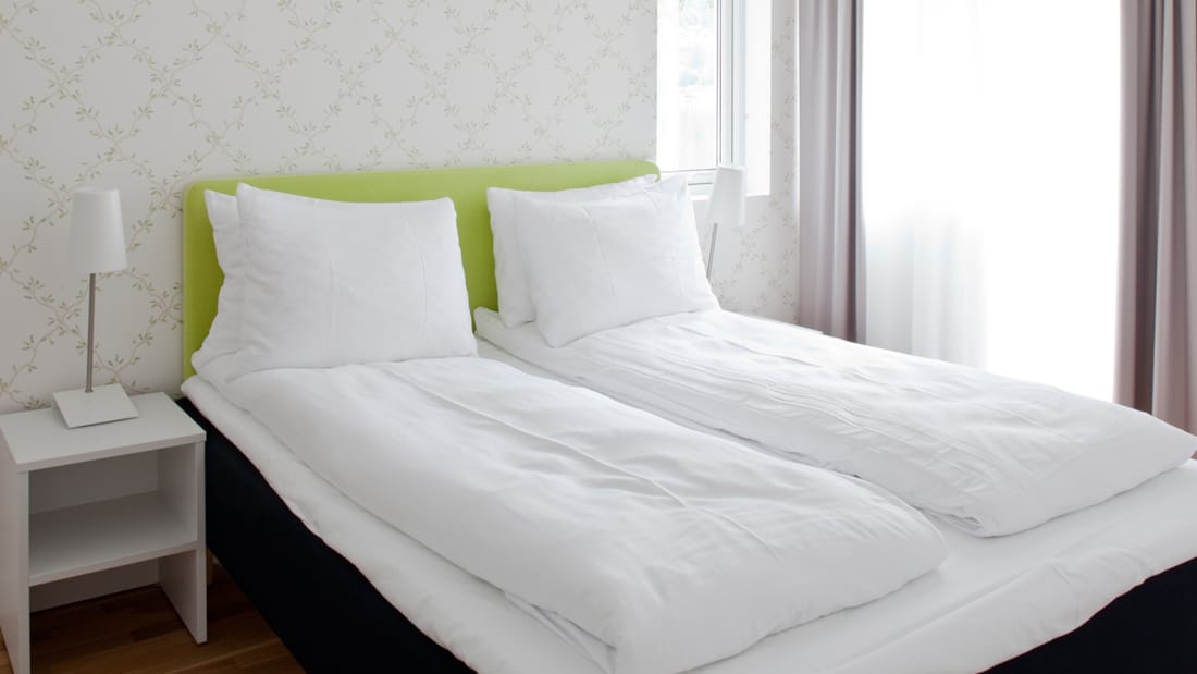Dubbelsäng i sovrum i lägenhet med två sovrum på Thon Hotel Sandven i Nordheimsund