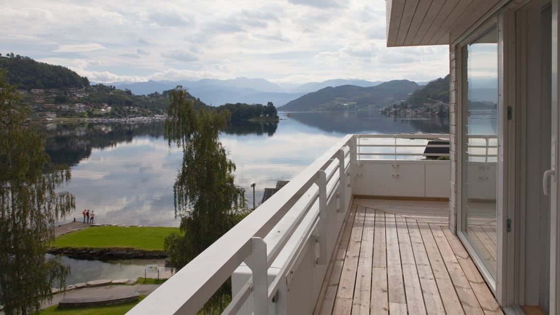Utsikten över fjorden från terrassen till en lägenhet på Thon Hotel Sandven