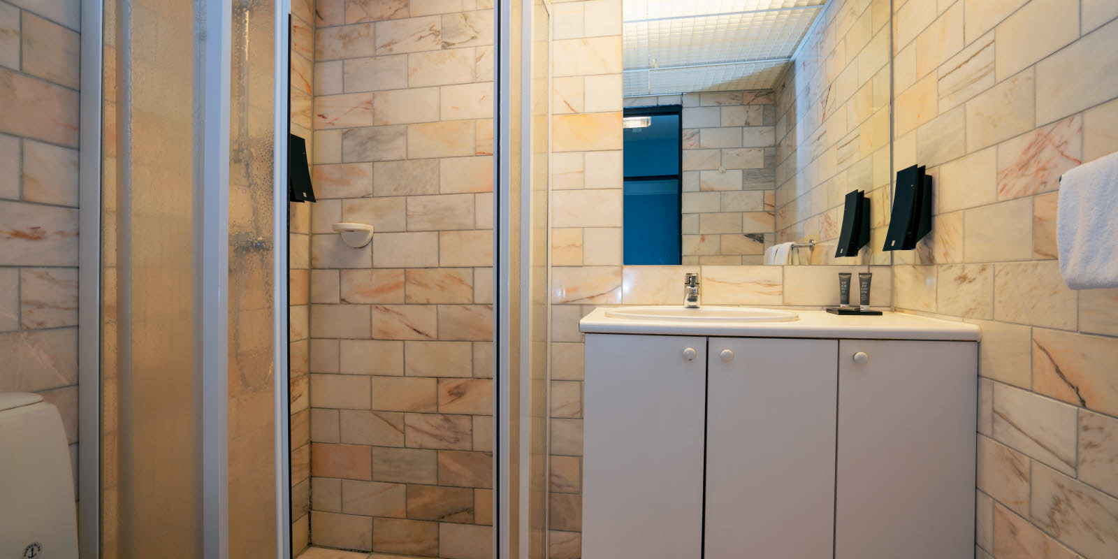 Badkamer in standaard eenpersoonskamer van Thon Hotel Linne Apartments