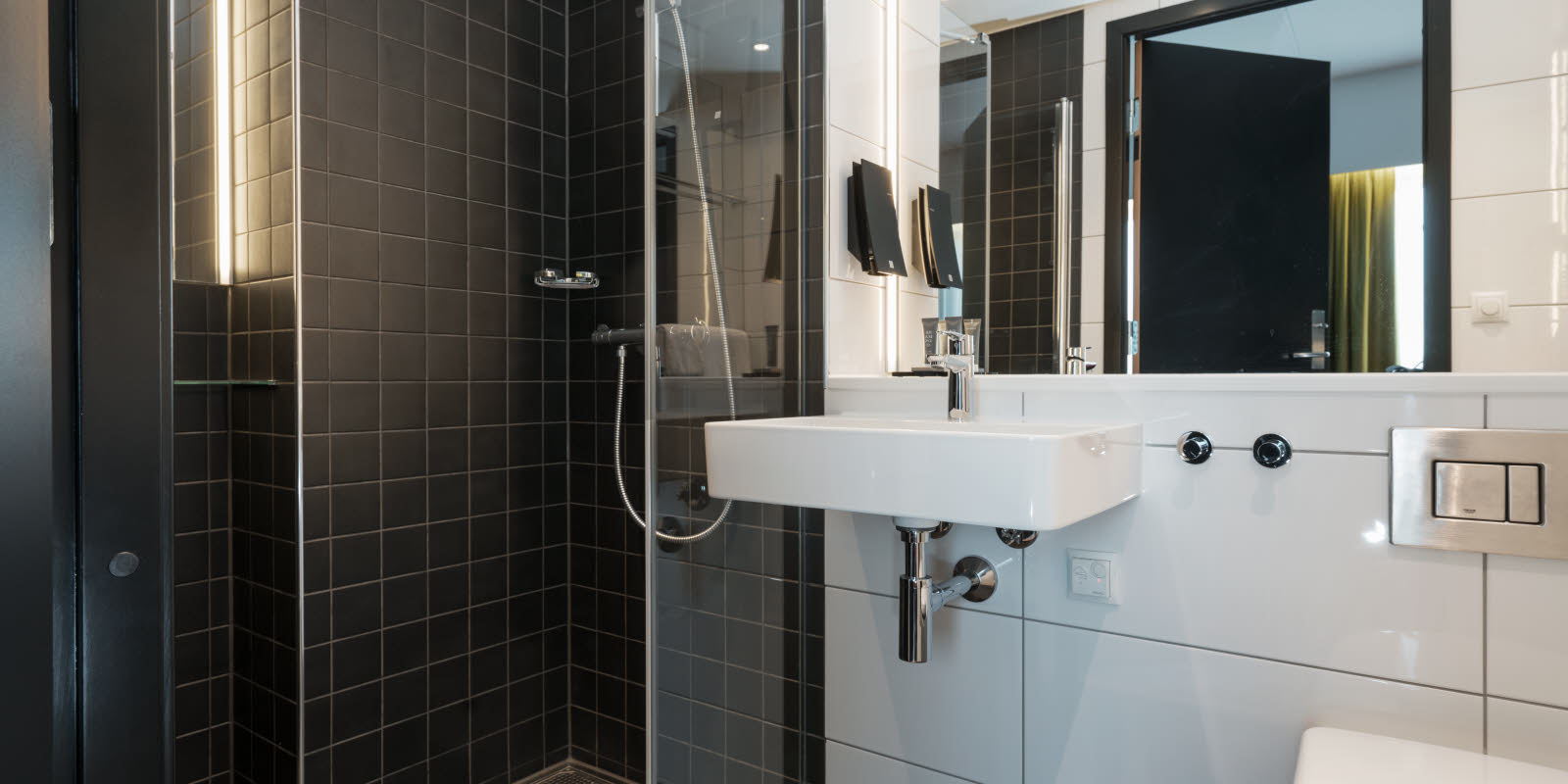 Badkamer met douche en wastafel.