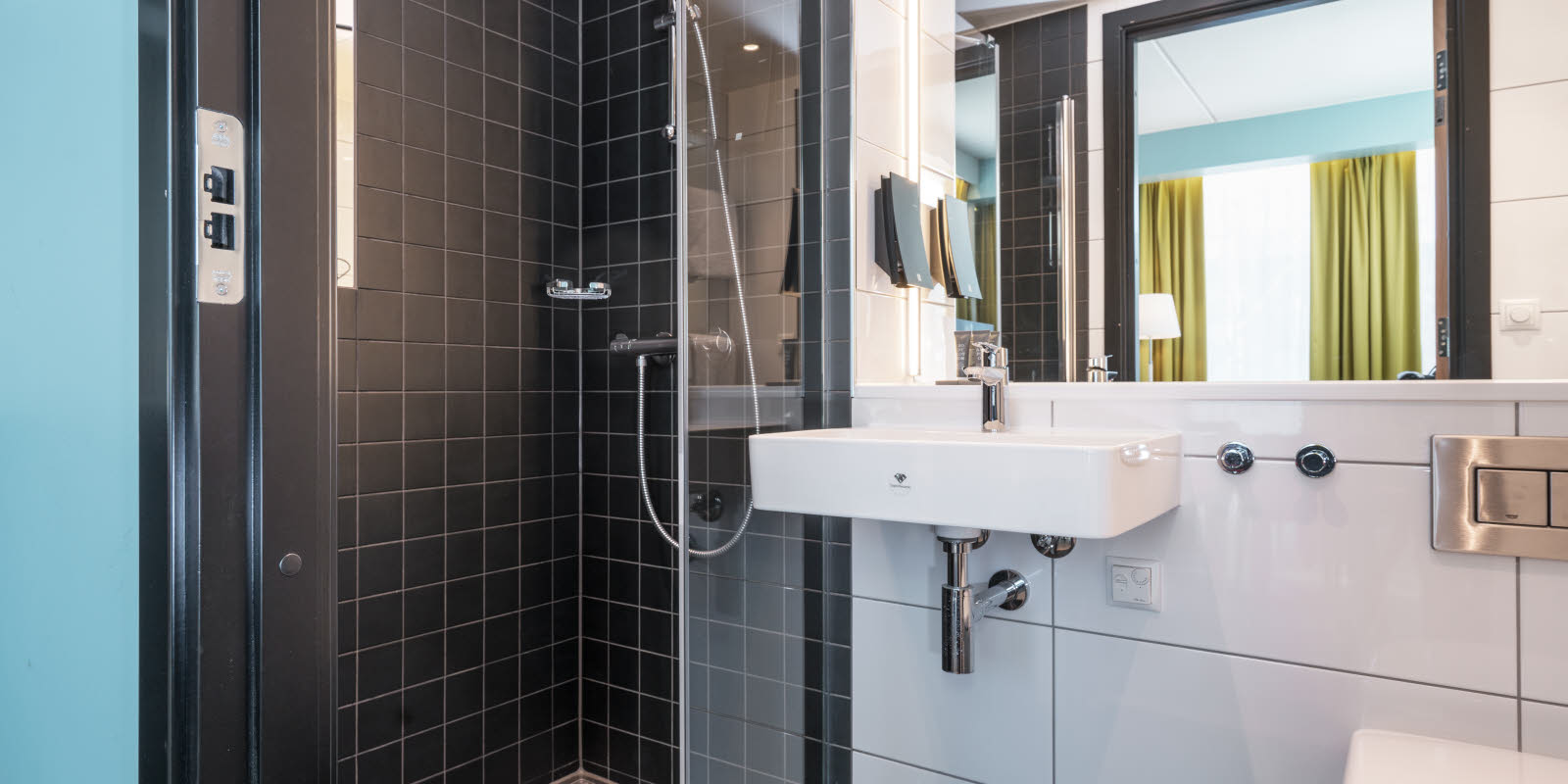 Badkamer met douche en wastafel in Thon Hotel Linne Apartments