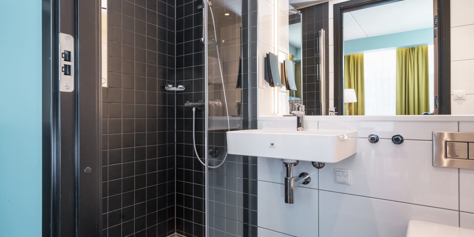 Badezimmer mit Dusche und Waschbecken im Thon Hotel Linne Apartments