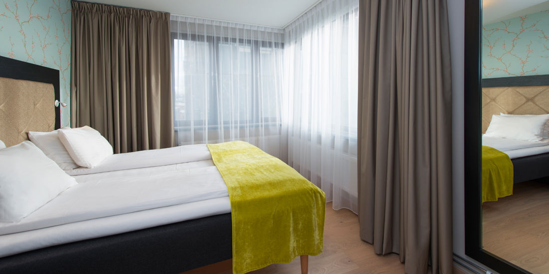 Schlafzimmer im Zwei-Zimmer-Appartement im Thon Hotel Slottsparken