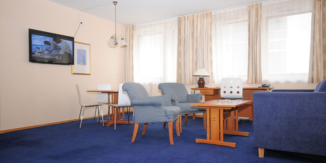 Woonkamer in driekamerappartement van Thon Hotel Maritim Apartments