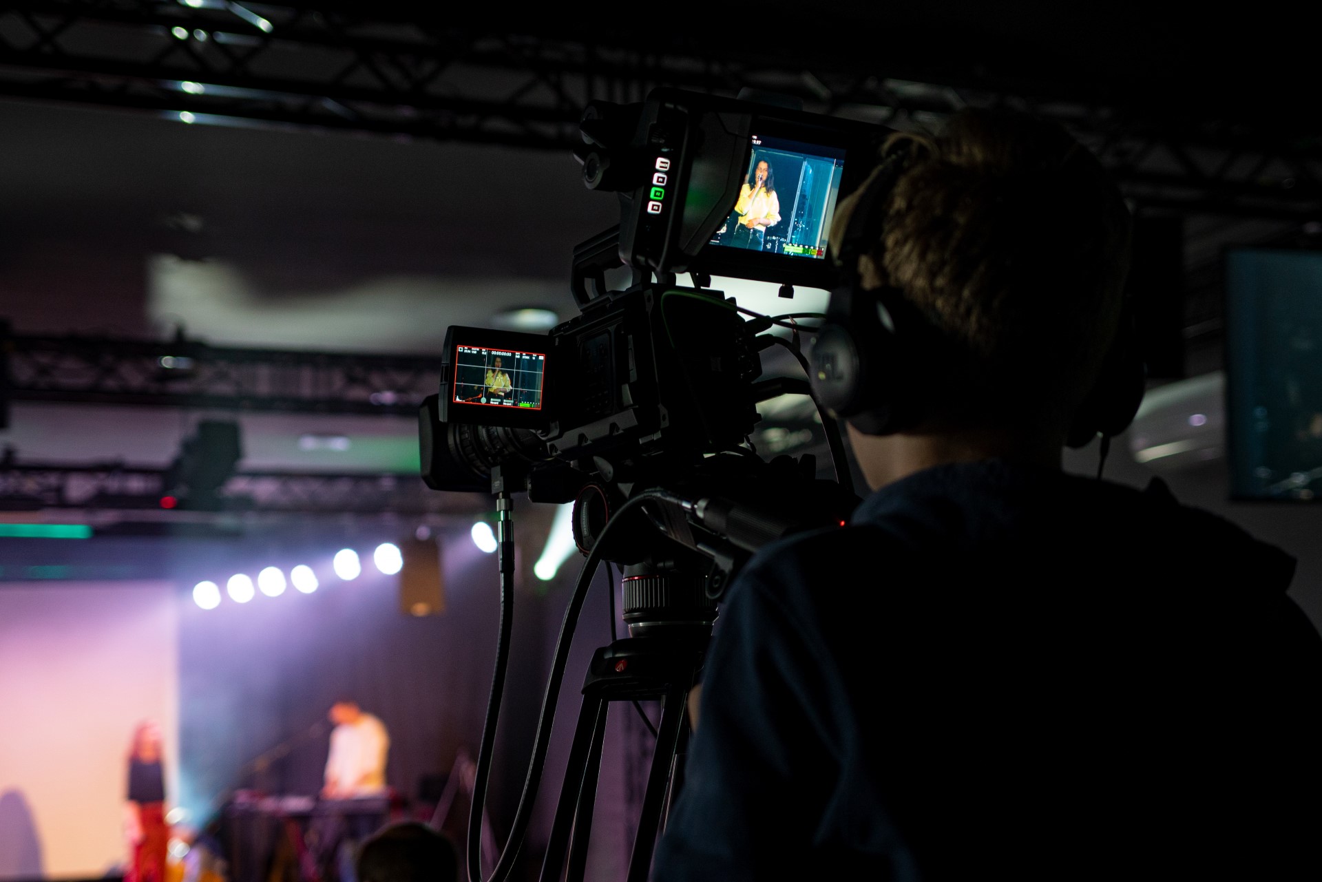 Homme avec cam&eacute;ra vid&eacute;o pour production de photos