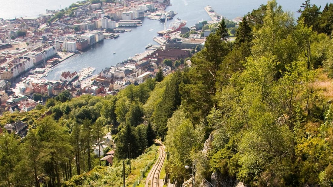 Bryggen in Bergen met boten en de zee