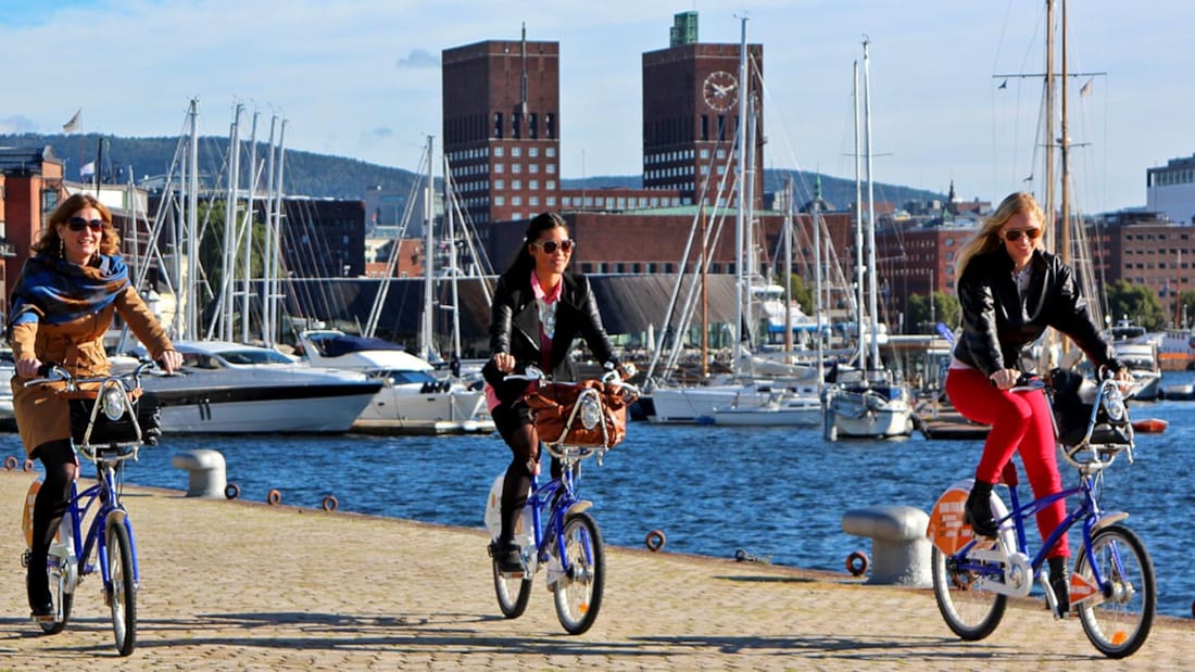 3 kvinner på sykkel på Aker Brygge