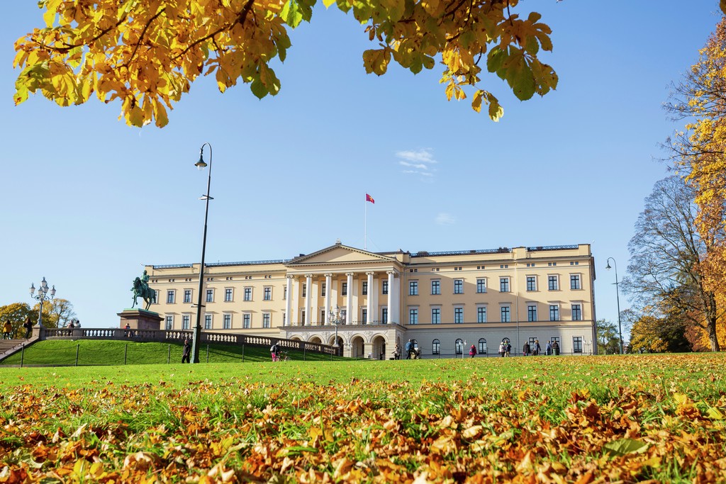 Slottsplassen i Oslo på høsten