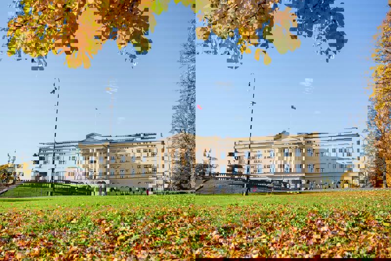 Slottsplassen i Oslo p&aring; h&oslash;sten
