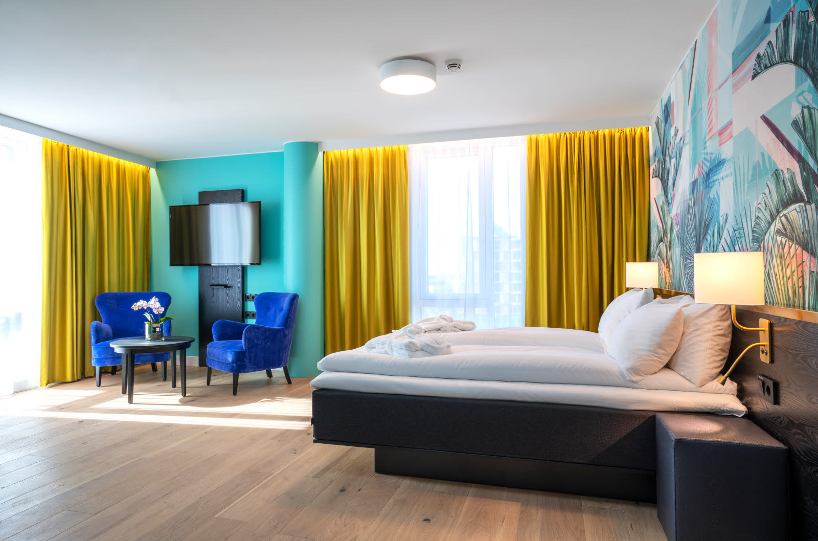 Rom med seng og sittegruppe på Thon Hotel Storo