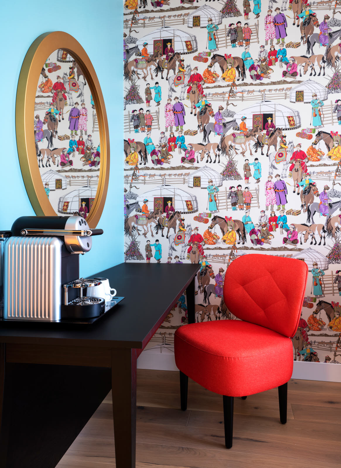 Skrivebord og kaffemaskin i rom på Thon Hotel Storo