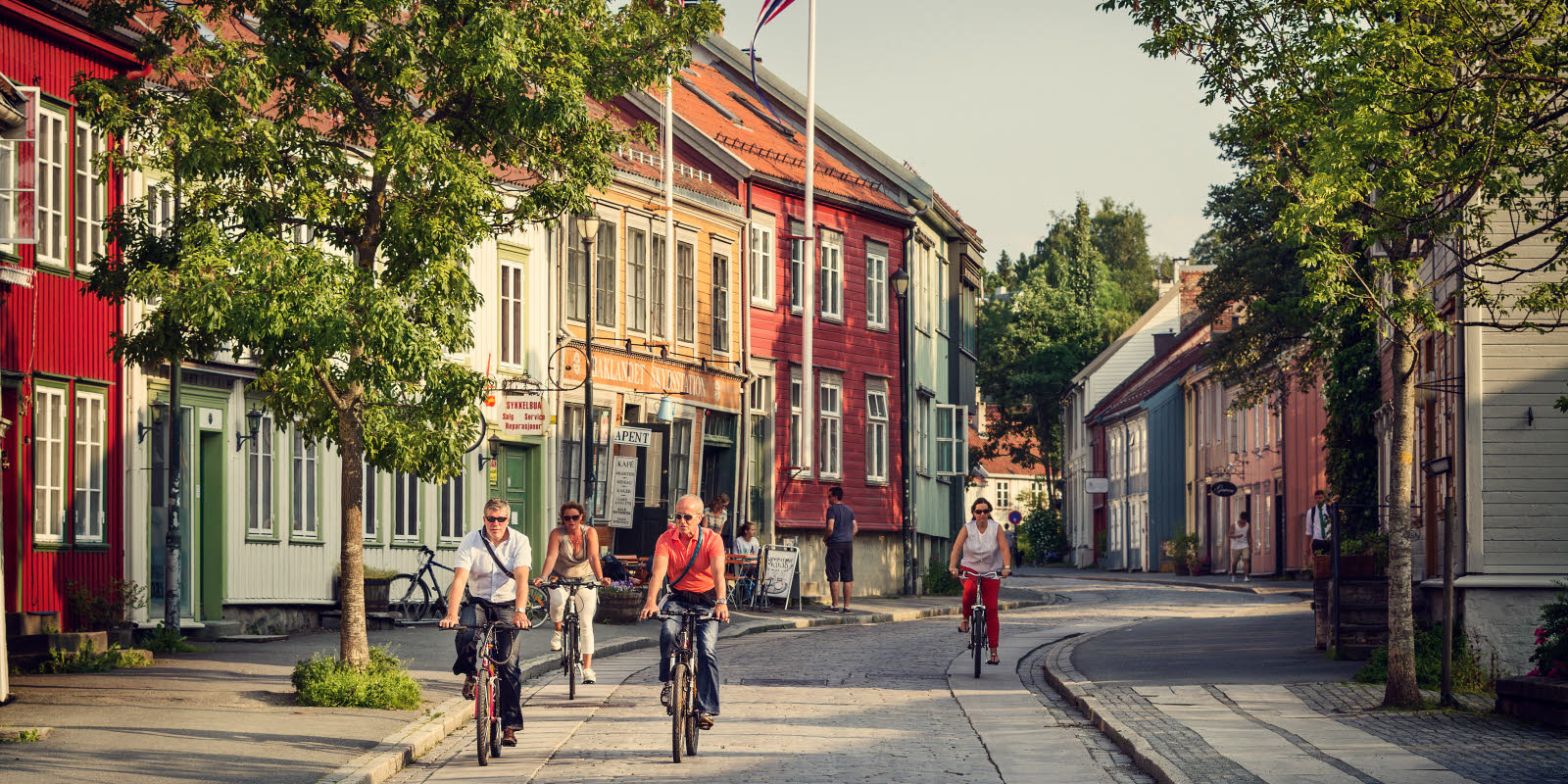 En gjeng som sykler i Trondheim sentrum