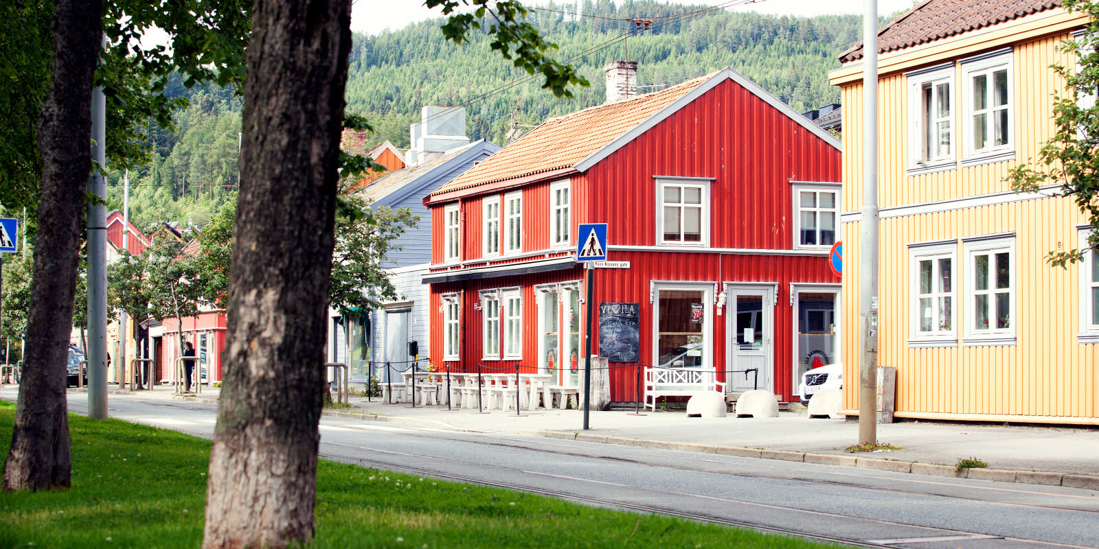 Rød bygning med hvitt tak.