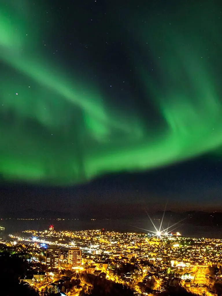 Foto Michael Ulriksen Polarlichter über der Stadt Narvik, die das Dunkel erhellen.