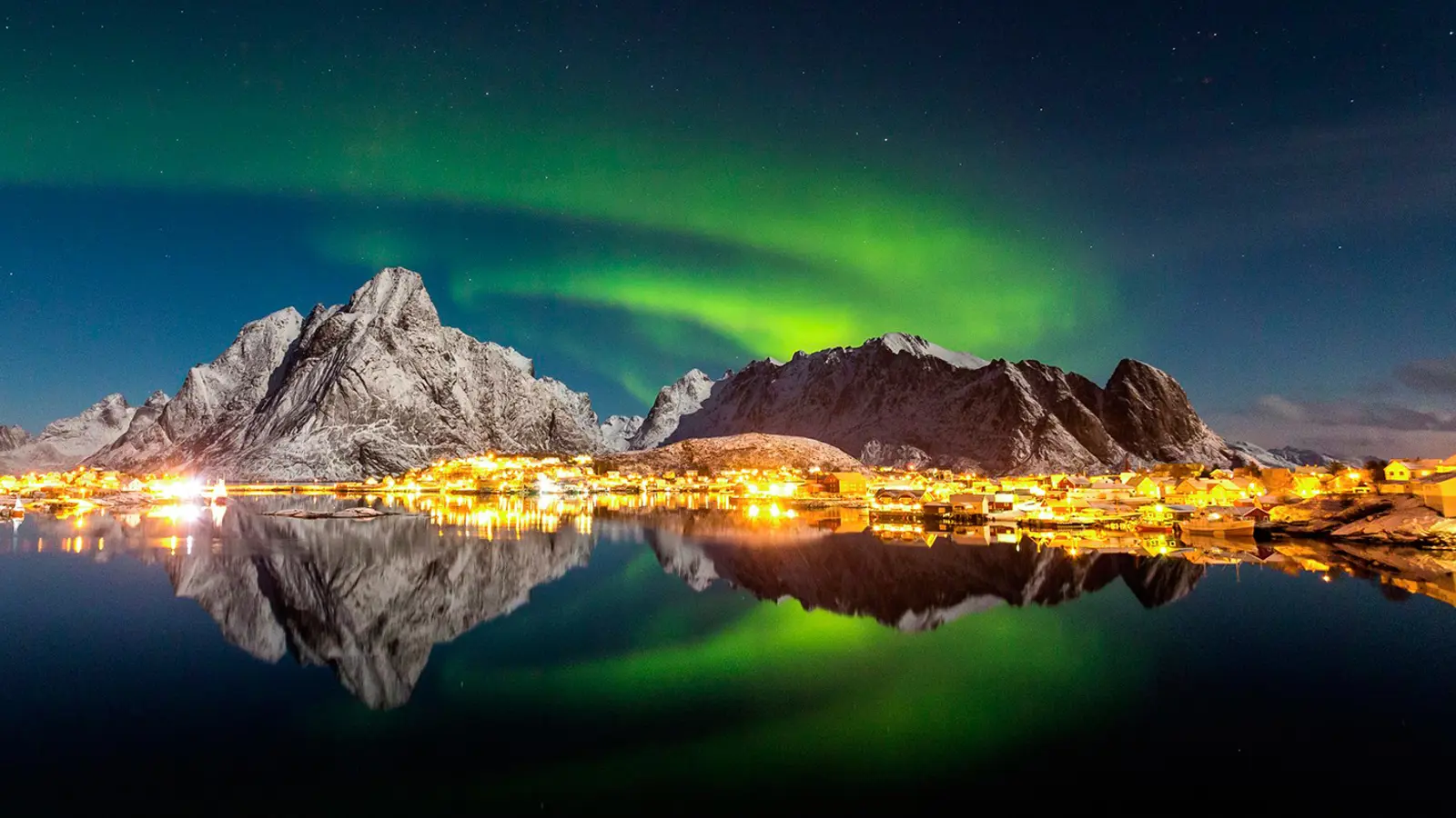 Nordlyset danser på himmelen i Lofoten.