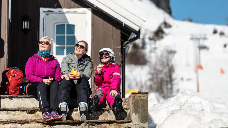 Barn leker i Skeikampen i sommerhalvåret