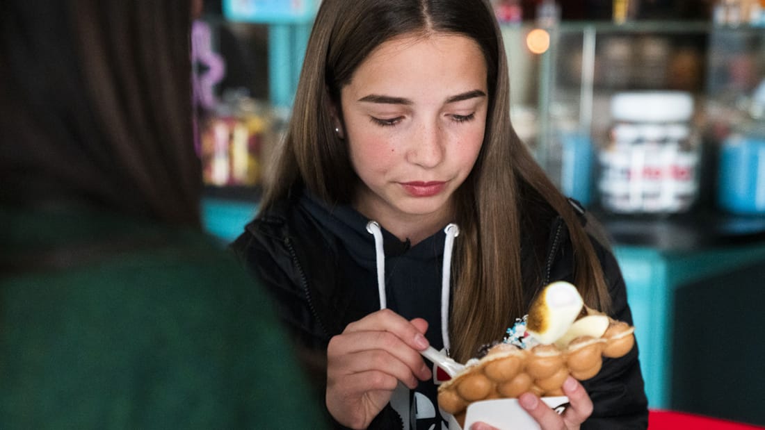Datter med bubble waffle fra olso street food