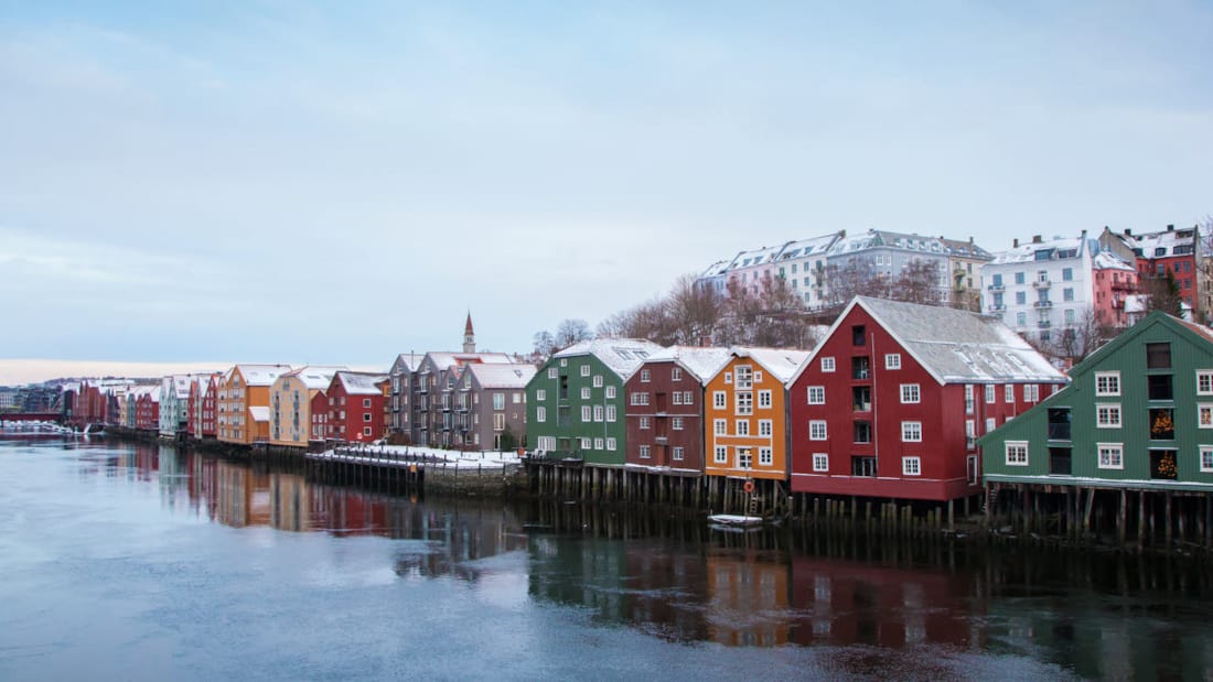 Udsigt over Bakkelandet dækket af sne i Trondheim 