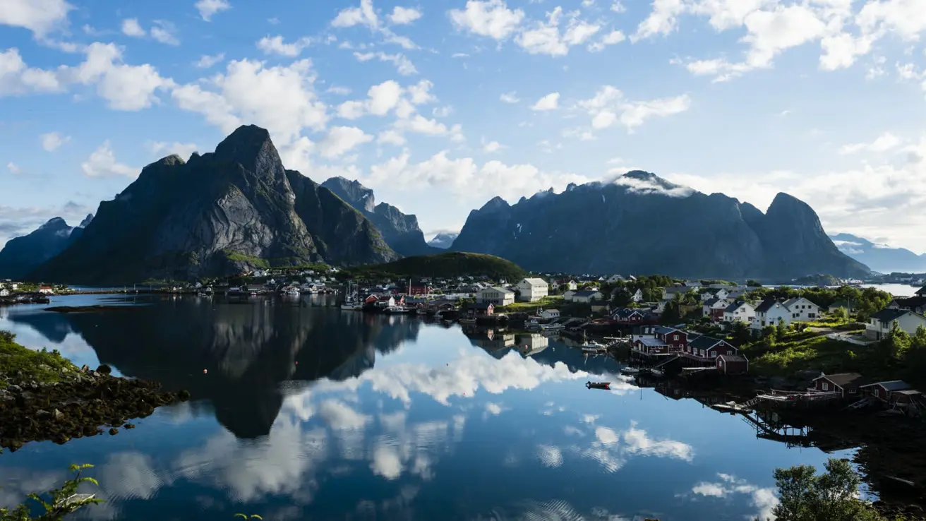 Fjellutsikt over Reine i Lofoten