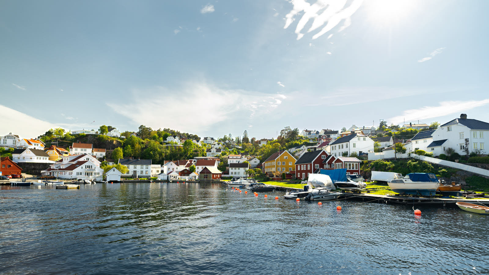 Gebouwen rondom het water.
