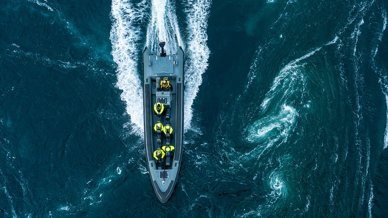 RIB-båd set fra luften, mens den sejler på havet ved Bodø.