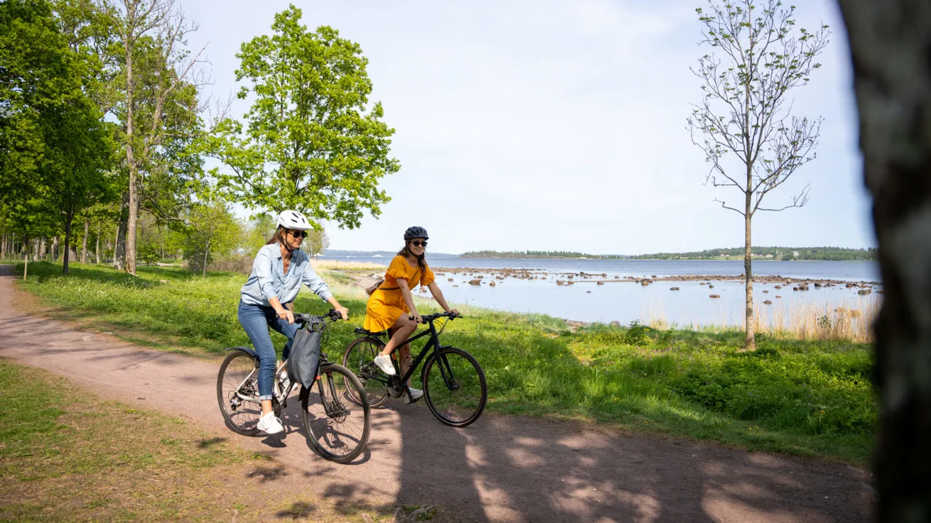 Deux femmes à vélo sur le sentier côtier entre Horten et Åsgårdstrand