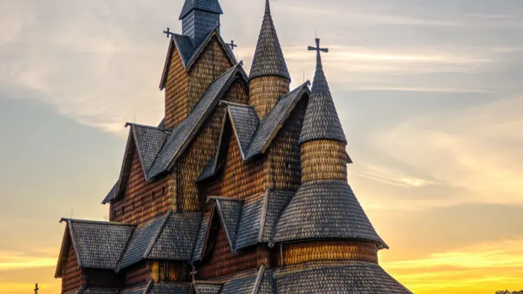 Heddal staafkerk op Notodden bij zonsondergang.
